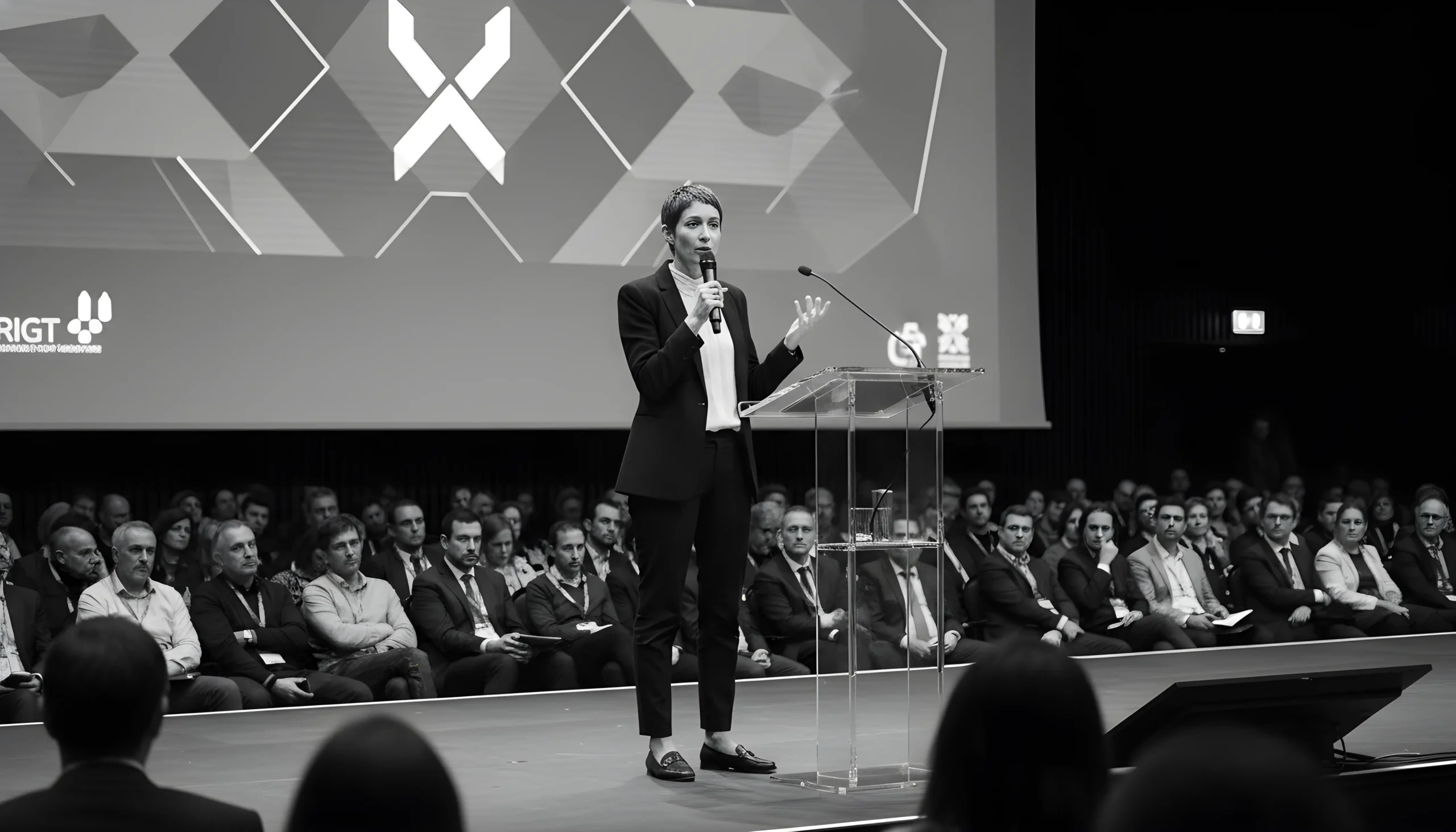 Conferencias 3 Persona hablando en una conferencia con público atento.