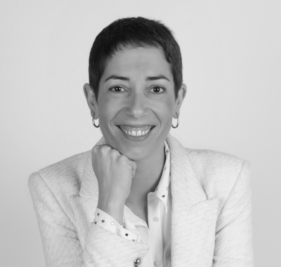 Analista de comunicación no verbal y detección de mentira 50 Persona sonriendo con chaqueta blanca